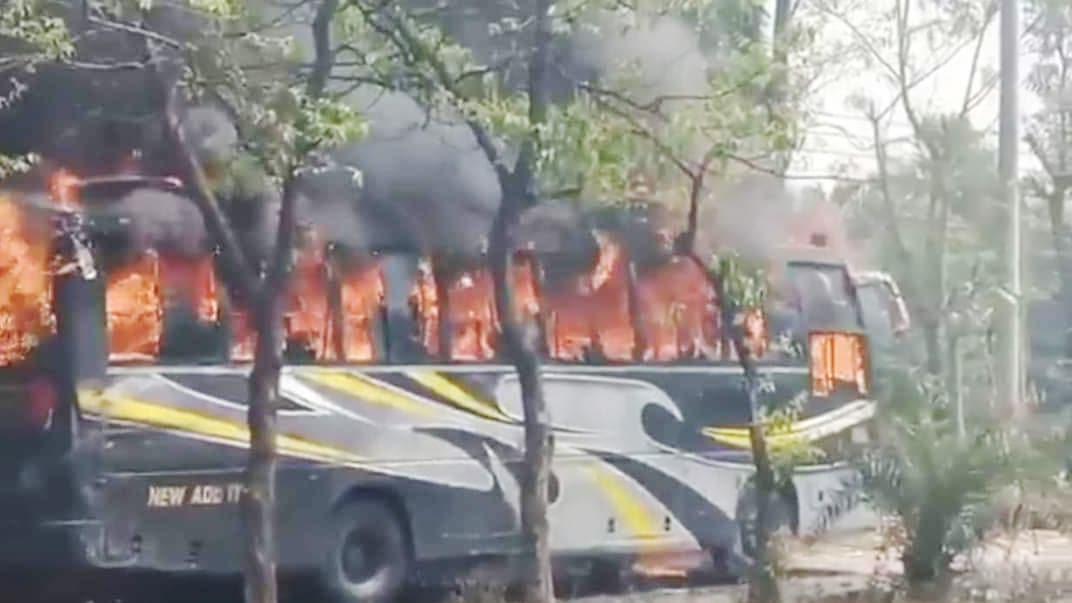 ইঞ্জিনের যান্ত্রিক ত্রুটির কারণে চলন্ত বাসে আগুন