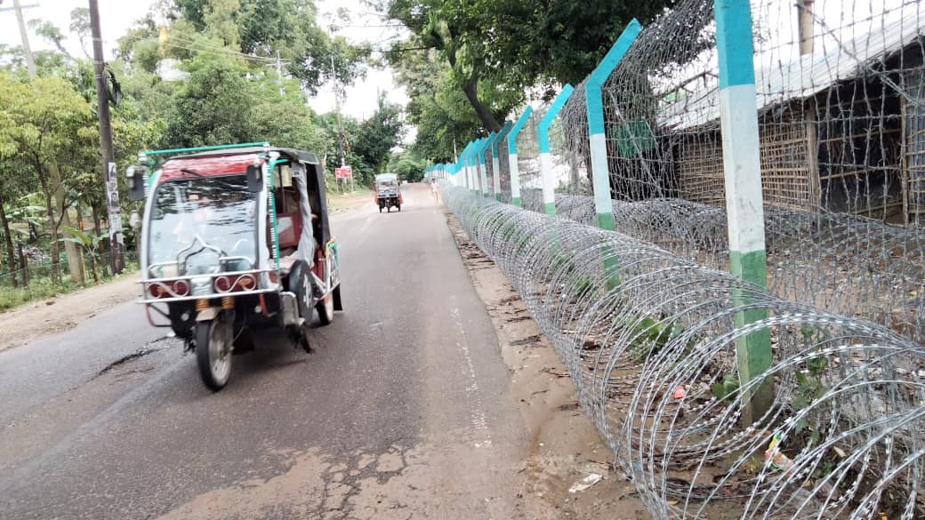 কাঁটাতারের বেড়ায় ঝুঁকি বেড়েছে প্রধান সড়কে