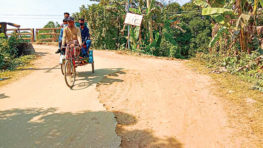 ভারী যানবাহনের চাপে রাস্তার দফারফা