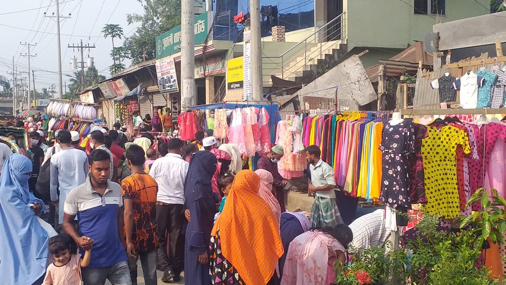 ঘোড়াশালে ফুটপাতে জমেছে ঈদের কেনাকাটা