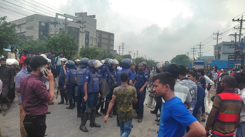 শ্রীপুরে বার্ষিক ছুটির টাকার দাবিতে শ্রমিকদের সড়ক অবরোধ, পুলিশের বাধা, রাবার বুলেট নিক্ষেপ