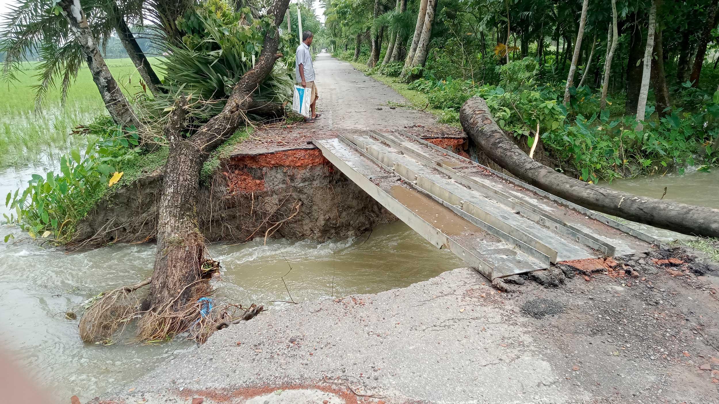 মঠবাড়িয়ায় রাস্তা ভেঙে খাল, ভোগান্তিতে মানুষ