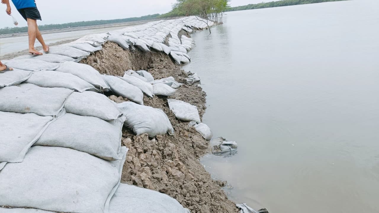 ‘পুরাতন কবরের হিসাব করার দরকার নাই’—৬ মাসেই বাঁধ ধসের প্রশ্নে ঠিকাদার