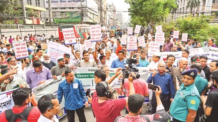 শেয়ারবাজার থেকে উবে যাচ্ছে বিনিয়োগ, বাড়ছে ক্ষোভ