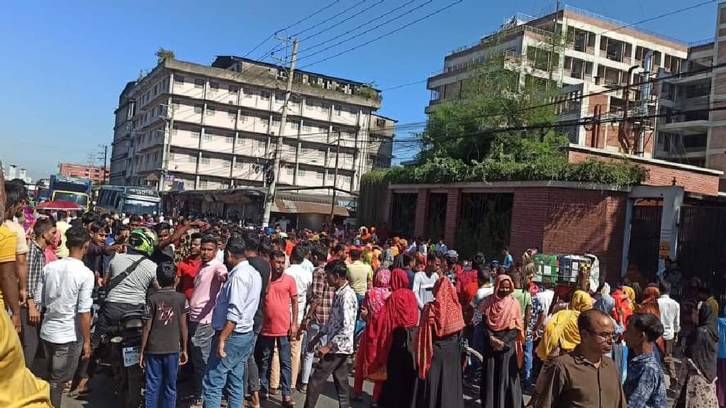 ৬০ ঘণ্টা পর ঢাকা-ময়মনসিংহ মহাসড়ক ছাড়ল পোশাক শ্রমিকেরা, যান চলাচল শুরু