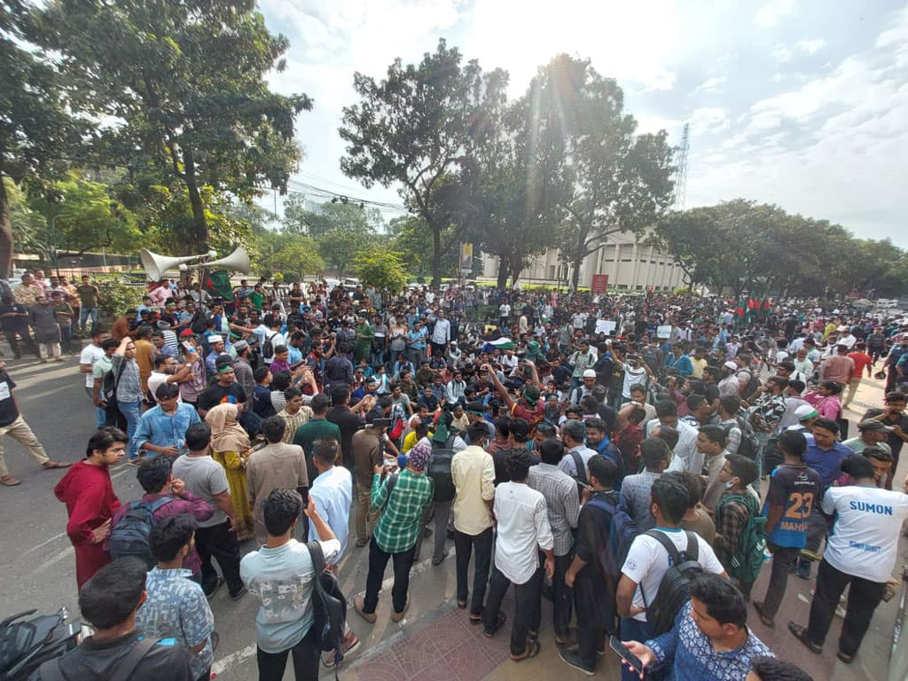 শিক্ষা মন্ত্রণালয়ের আশ্বাসে সচিবালয় ছাড়লেন জবি শিক্ষার্থীরা