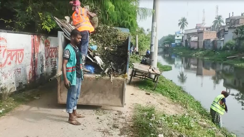 সাতক্ষীরার প্রাণসায়েরের প্রাণ ফেরানোর চেষ্টা