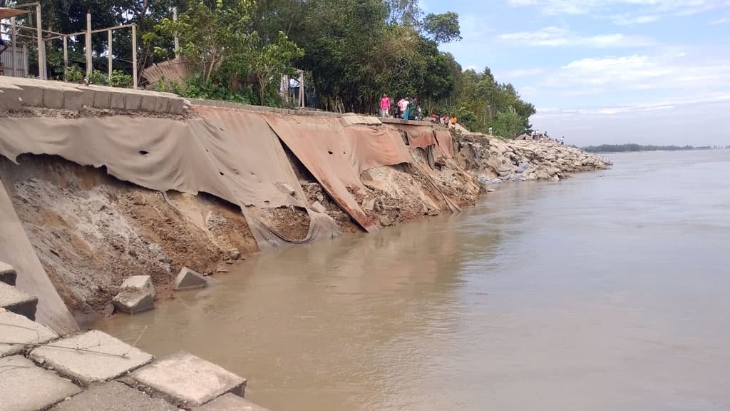 কাজীপুরে যমুনা নদীর তীর  সংরক্ষণের ৯০ মিটারে ধস