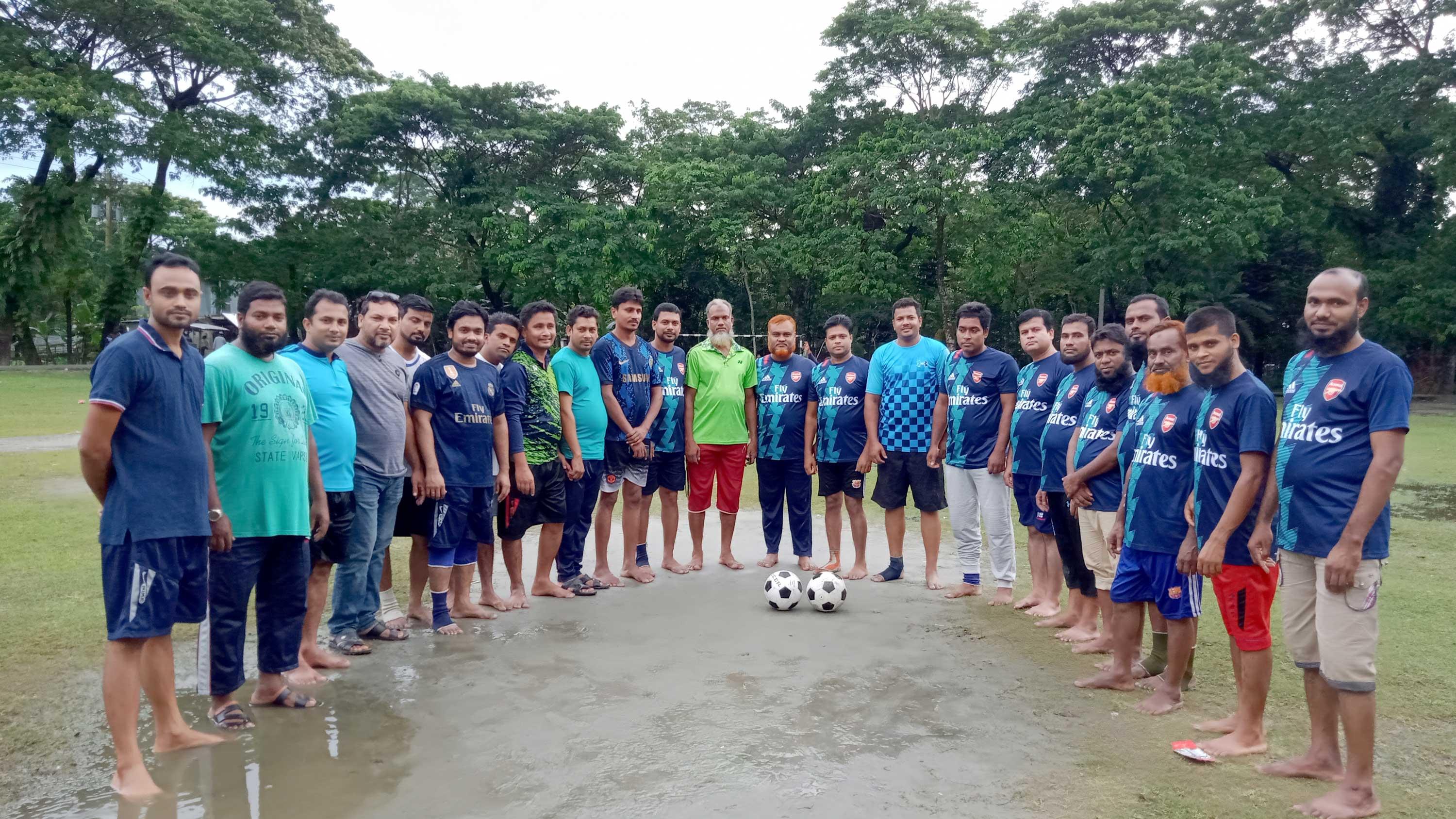 শিক্ষার্থীদের মাঠে ফেরাতে দুমকিতে শিক্ষকদের ফুটবল ম্যাচ