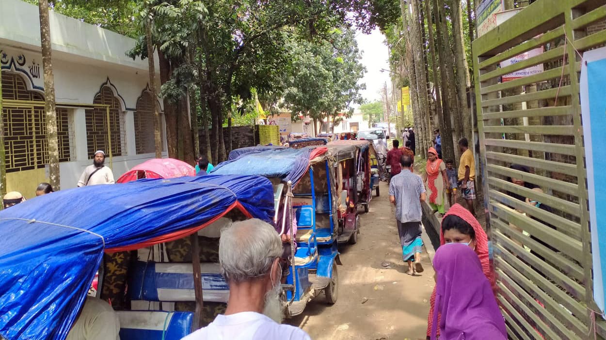 হাসপাতালের ফটকেই ভোগান্তি