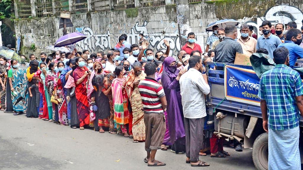 সুবিধার বাইরে অর্ধেক নগরবাসী