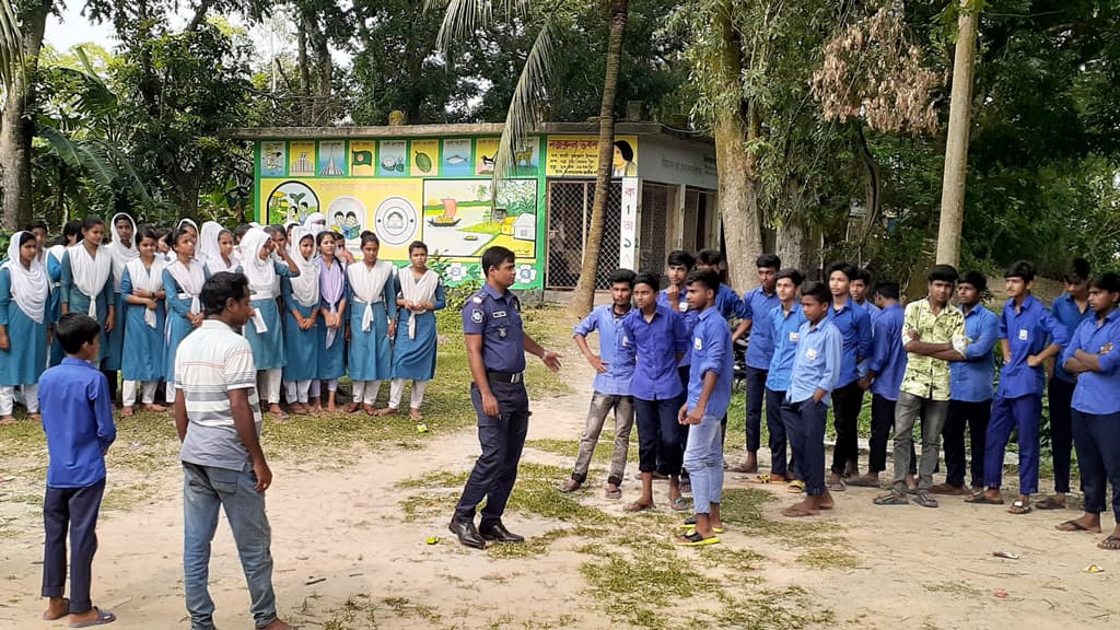 বেতন-ফি কমানোর দাবি করায় ক্লাসের বাইরে শিক্ষার্থীরা