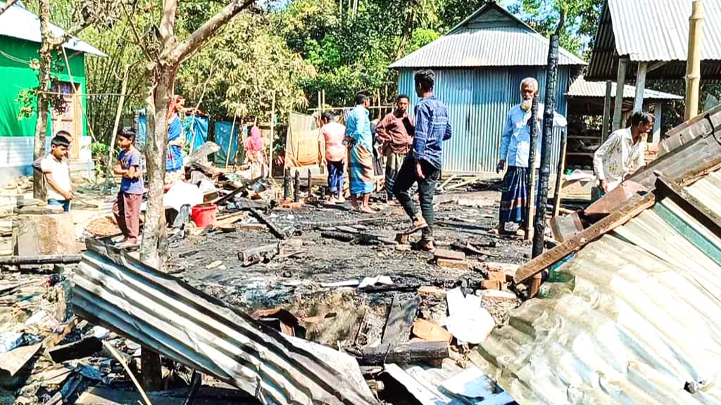 বসতঘরের আগুন নেভানোর পর মিলল শিশুর পোড়া লাশ 