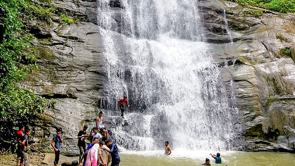 বর্ষা শেষের আগে যে  ৫ ঝরনা দেখবেন