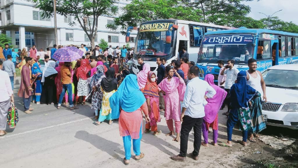 বেতনের দাবিতে ঢাকা-ময়মনসিংহ মহাসড়ক অবরোধ