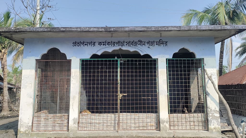 জলাবদ্ধতায় ম্লান দুর্গোৎসব