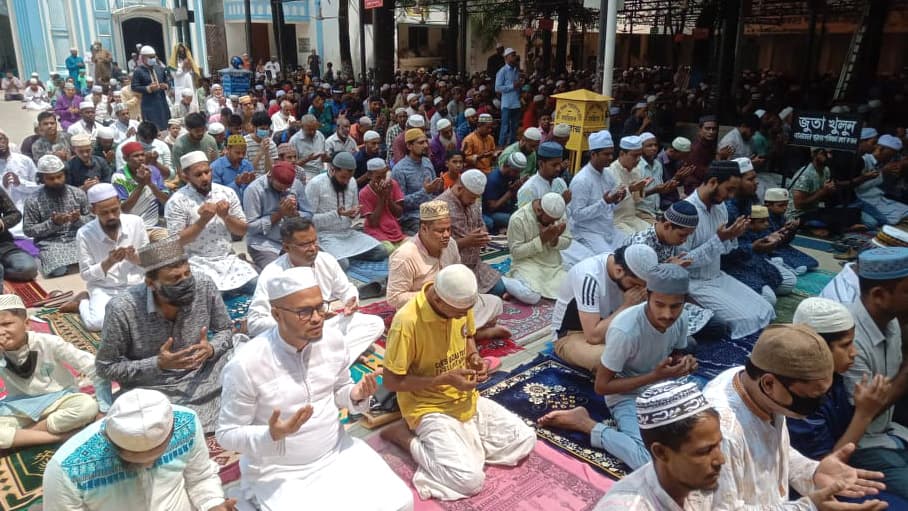 ঈদের প্রধান জামাতের জন্য প্রস্তুত শাহী ঈদগাহ ময়দান