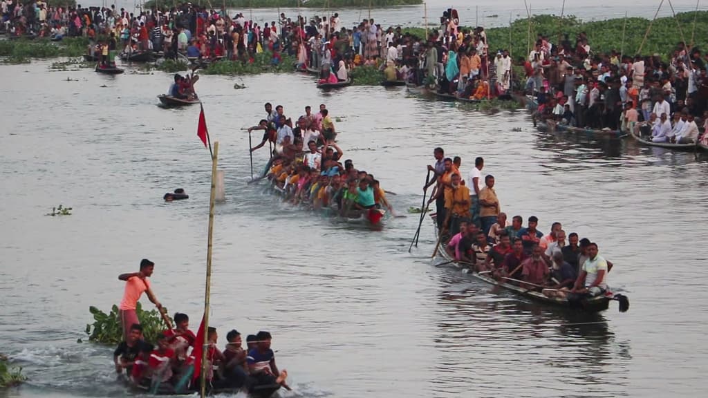 লাঠিখেলা ও নৌকাবাইচ ঘিরে উৎসবের আমেজ, মুগ্ধ দর্শক