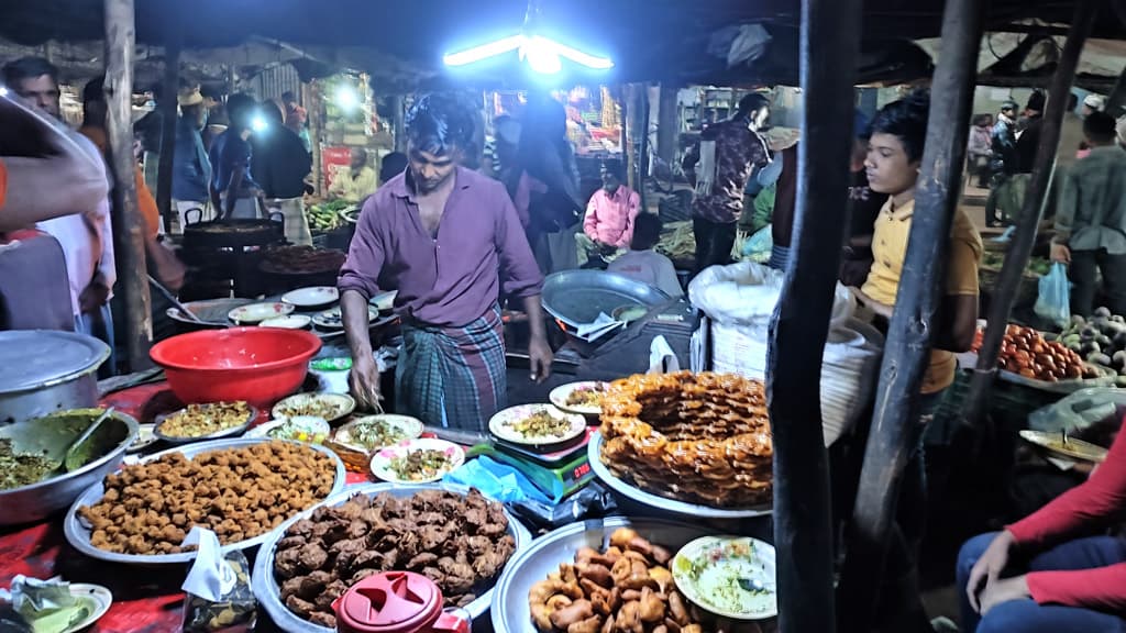 রামুতে সন্ধ্যার নাশতায় জনপ্রিয় ছোলা-মুড়ি