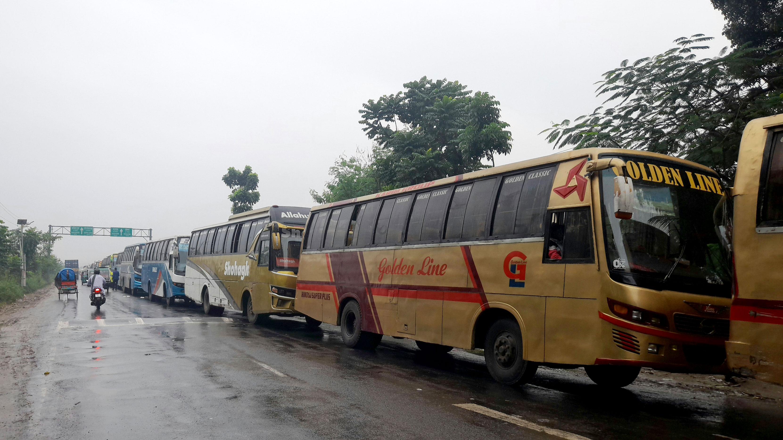 ফেরি সংকটে দৌলতদিয়া-পাটুরিয়া ঘাটে দীর্ঘ যানজট 