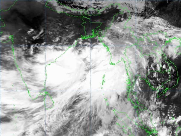 রাত ৯টার পর রূপ নিতে পারে ঘূর্ণিঝড় রিমাল, ৩ নম্বর সতর্কসংকেত