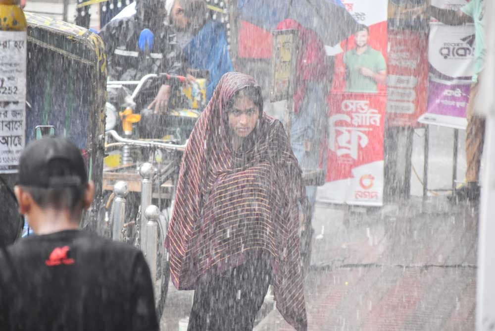 কয়েকটি অঞ্চলে ঝোড়ো হাওয়াসহ আজও সারা দেশে বৃষ্টির আভাস