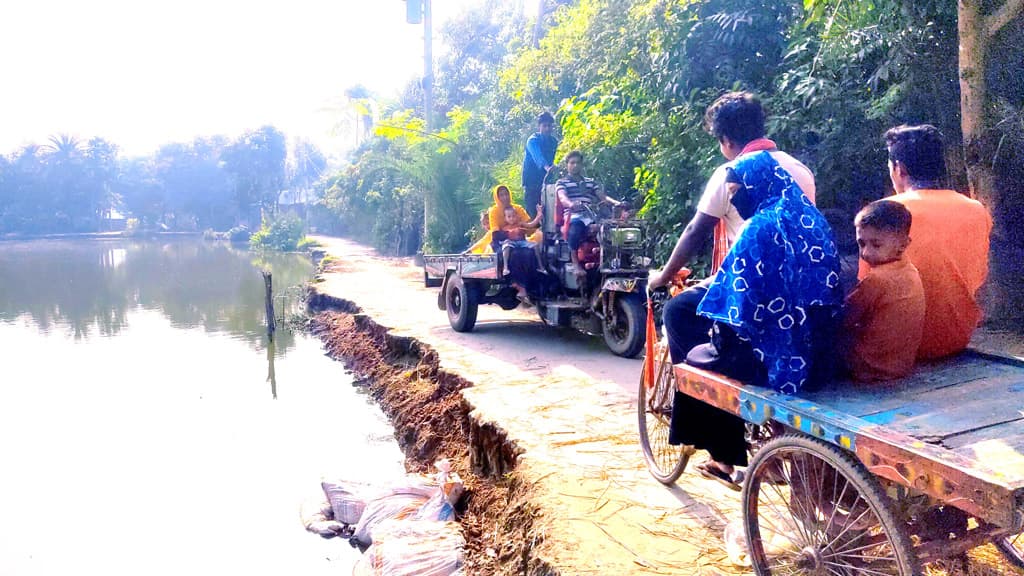 সড়ক ধসে পড়ছে পুকুরে