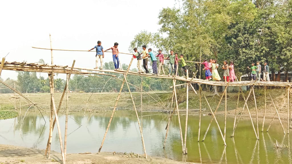 সেতু হচ্ছে না, ভরসা  সাঁকো