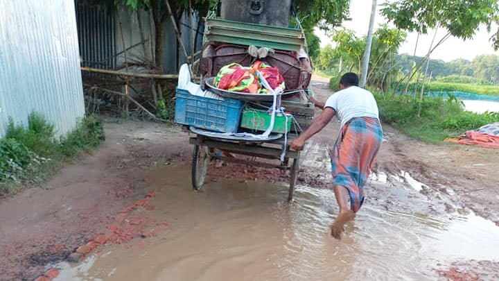 এক যুগেও এক কোদাল মাটি পড়েনি যে সড়কে