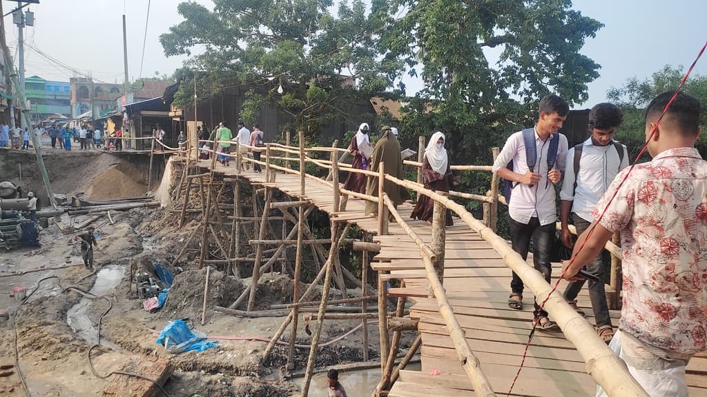 অবশেষে শ্রীপুরের নলজোড়ার খালে নির্মাণ হলো বিকল্প সড়ক