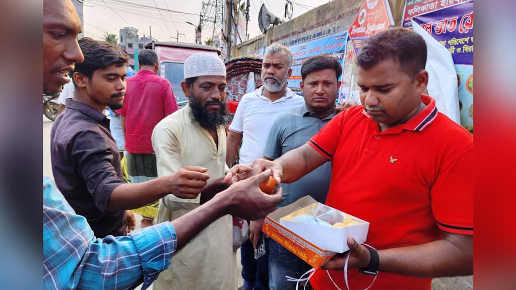 প্রধানমন্ত্রীকে অভিনন্দন জানিয়ে রাজধানীতে অটো রিকশাচালকদের আনন্দ মিছিল ও মিষ্টি বিতরণ 