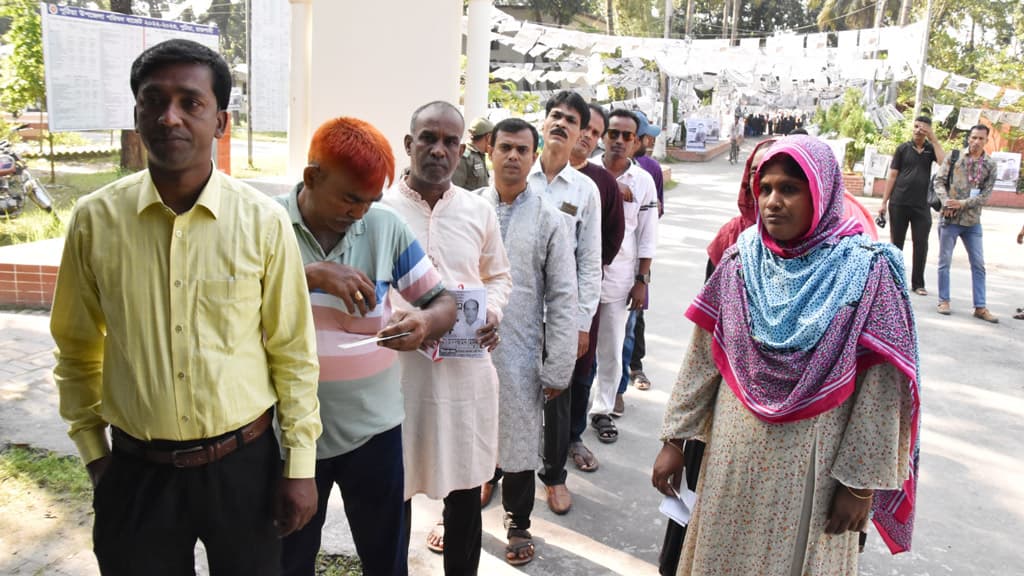 ৫৭ জেলা পরিষদে ভোট গ্রহণ চলছে 