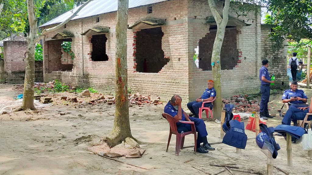 সংঘর্ষের ঘটনার পর মানুষশূন্য চরপাড়া গ্রাম