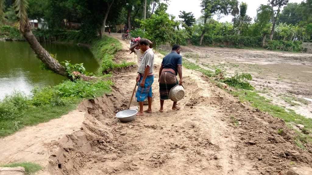 রাস্তা কেটে ফেলছেন ‘মালিক’