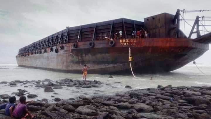 সেন্টমার্টিনে ভেসে এল কনটেইনার জাহাজ