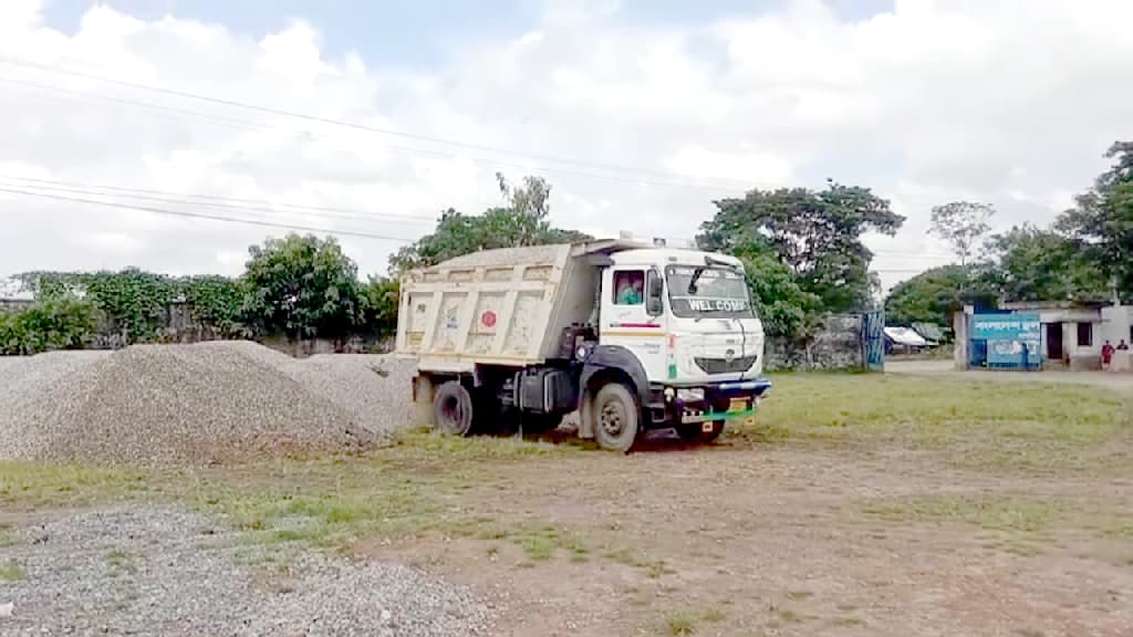 আখাউড়া স্থলবন্দর দিয়ে ২২ ট্রাকে এল ৫০০ মেট্রিক টন ভাঙা পাথর