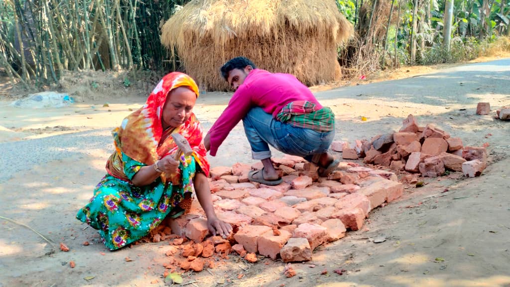 মাথায় করে ইট বয়ে ভাঙা সড়ক মেরামত করলেন মেম্বার