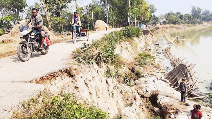 নাগর নদের ভাঙনে বিলীনের পথে তাজপুর সড়ক, দুর্ঘটনার আশঙ্কা