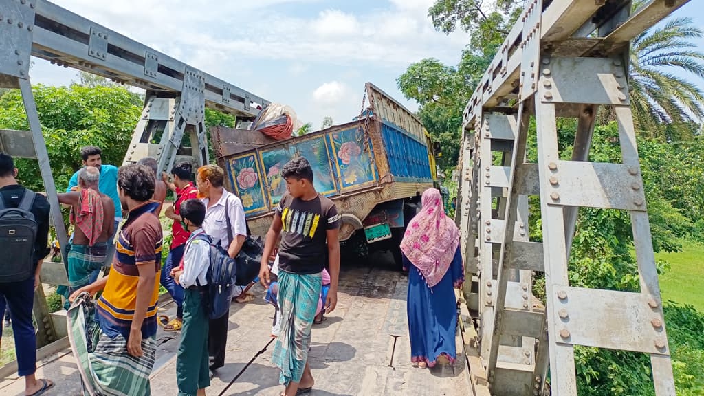 বেইলি সেতু ভেঙে যান চলাচল বন্ধ, জনদুর্ভোগ