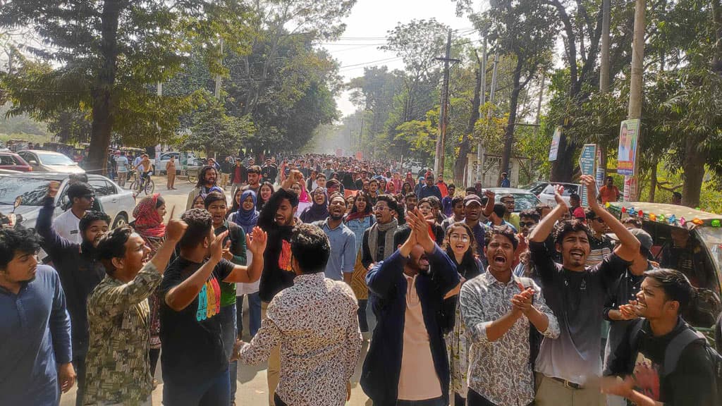 জাহাঙ্গীরনগরে ধর্ষণের ঘটনায় জড়িতদের বিচারের দাবিতে শিক্ষক-শিক্ষার্থীদের বিক্ষোভ