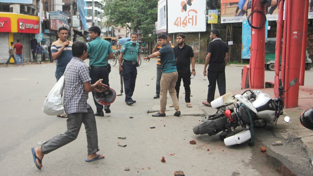 জামায়াত-শিবিরের মিছিলে পুলিশের বাধা, পাল্টা হামলায় ওসিসহ দুজন আহত