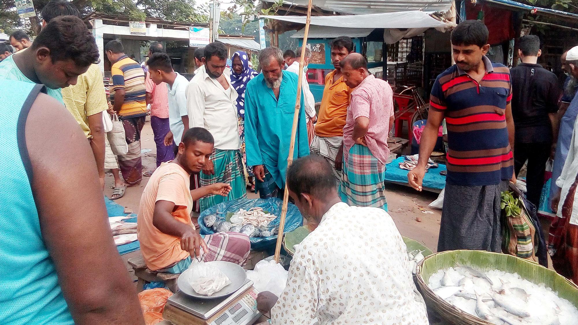 অভয়নগরে হাটে হাটে মাস্কবিহীন মানুষের ভিড়