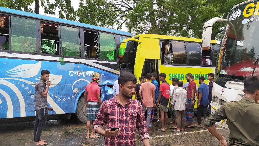 ঘিওরে দুই বাসের মুখোমুখি সংঘর্ষে ২৫ জন আহত 