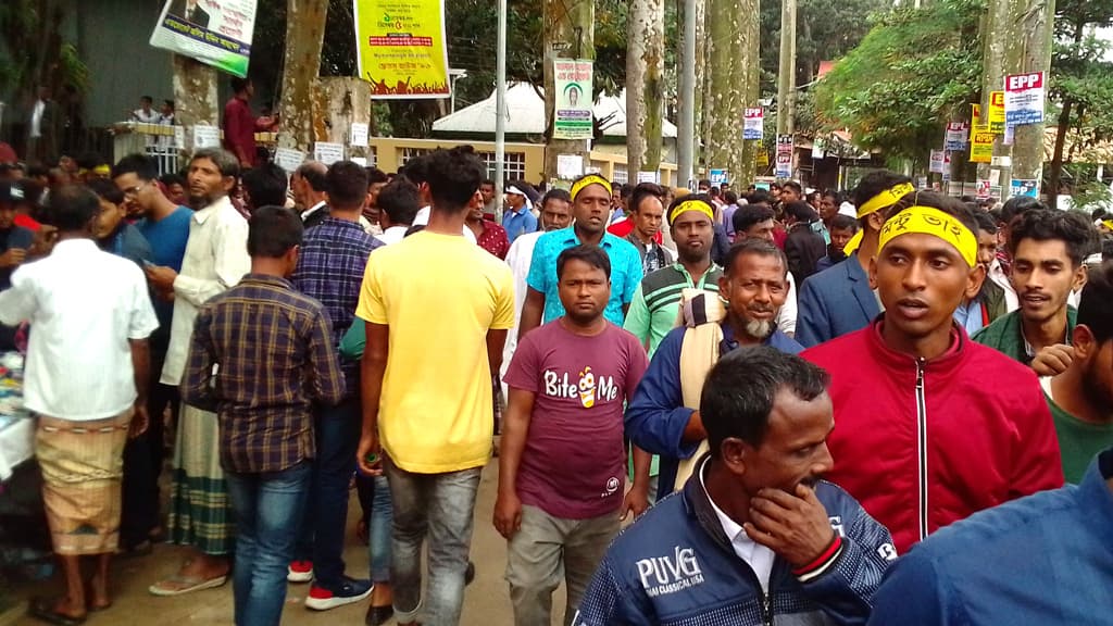 প্রতীক পেয়েই বিশাল মিছিল ভোগান্তিতে সাধারণ মানুষ