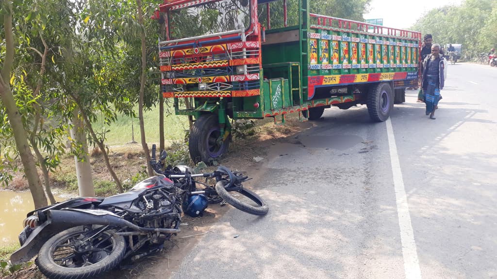 মান্দায় সড়ক দুর্ঘটনায় মোটরসাইকেলের ২ আরোহী নিহত