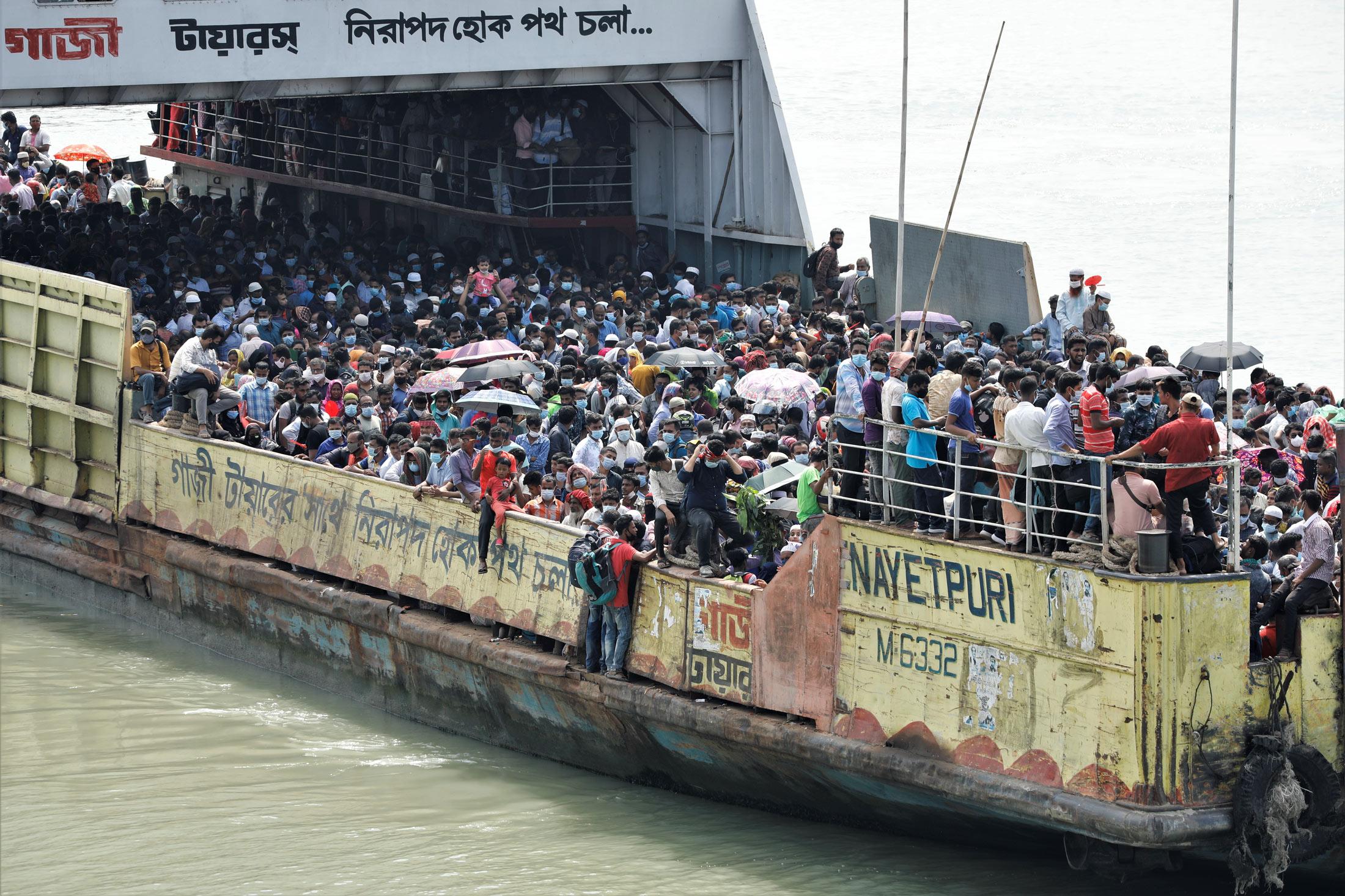 দুই ঘাটে ঘরমুখী মানুষের উপচে পড়া ভিড়