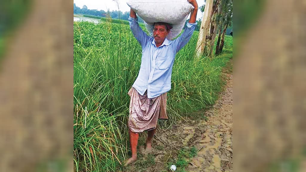 কর্দমাক্ত রাস্তায় ভোগান্তি চার গ্রামের মানুষের