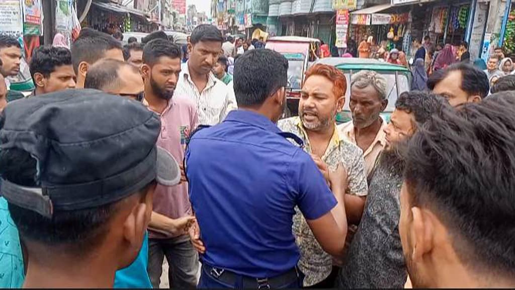 কনস্টেবলকে মারধরের পর যুবলীগ নেতার বাড়ি থেকে অস্ত্র উদ্ধার