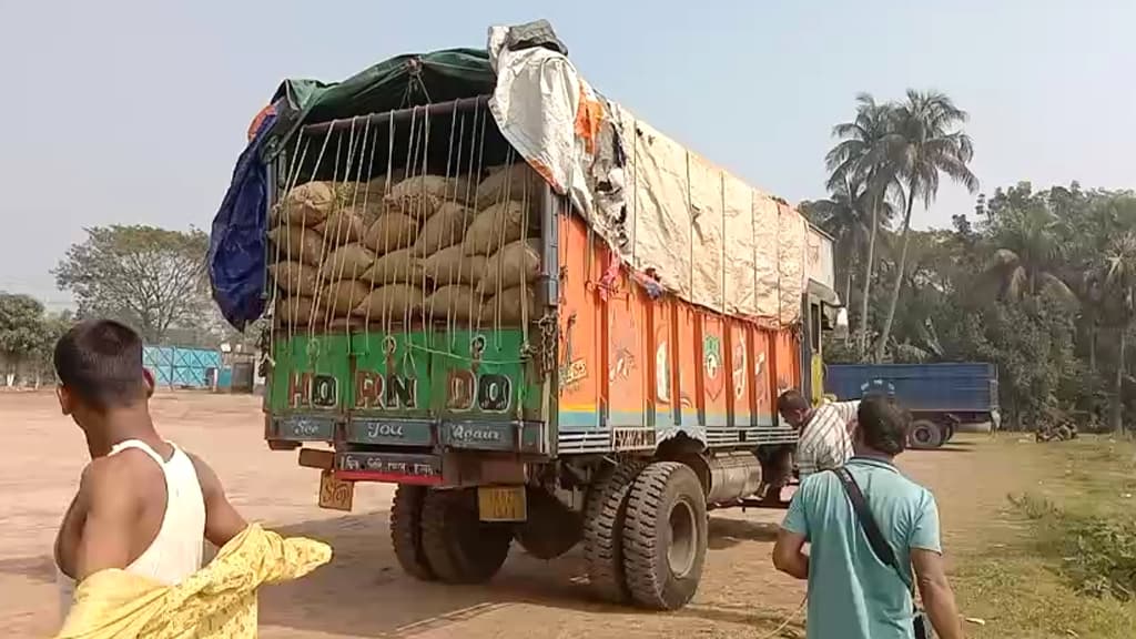 আখাউড়া স্থলবন্দর দিয়ে সাত মাস পর ভারত থেকে এল ১০ টন আদা