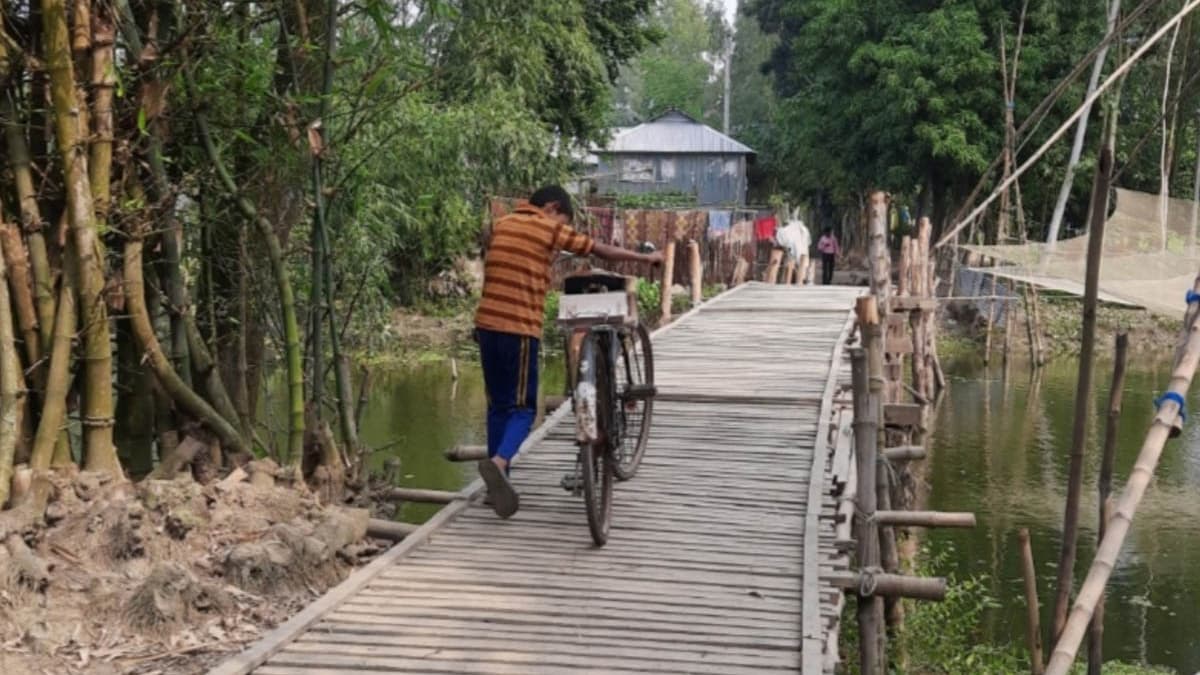 স্বেচ্ছাশ্রমে সাঁকো নির্মাণ গ্রামবাসীর